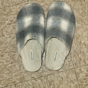 American Eagle Slippers Size 6